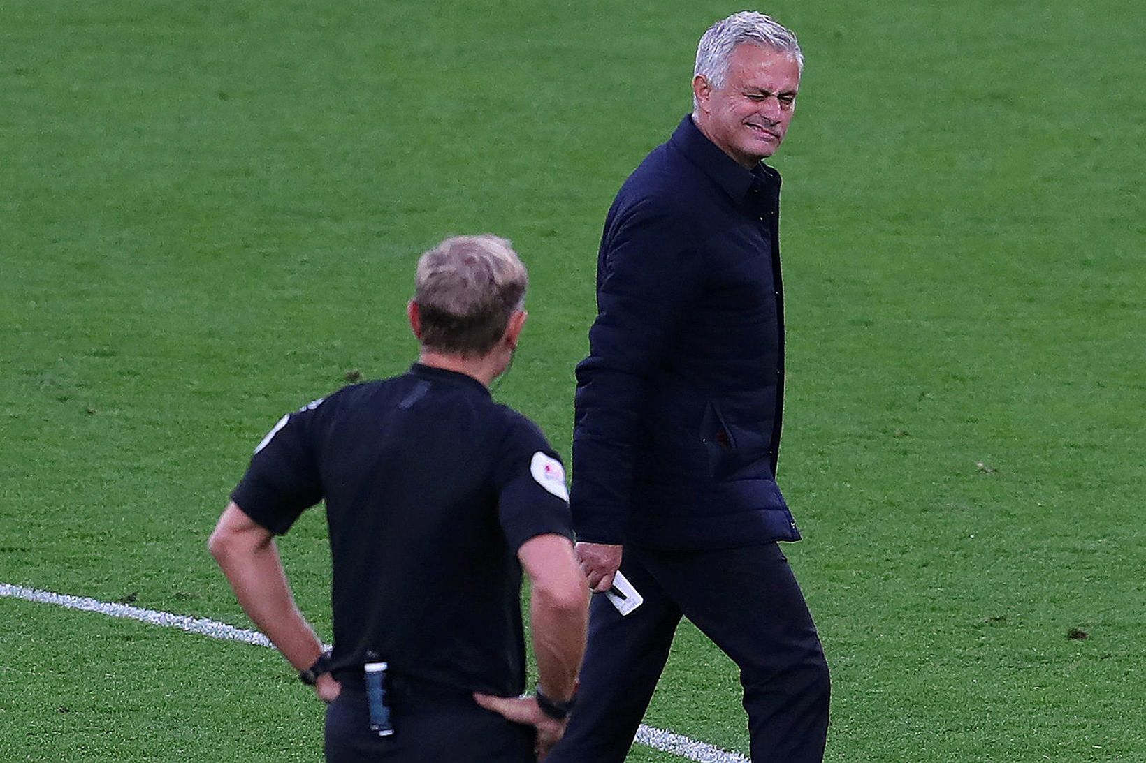 José Mourinho blikkar til Graham Scott, dómara, í gærkvöldi.