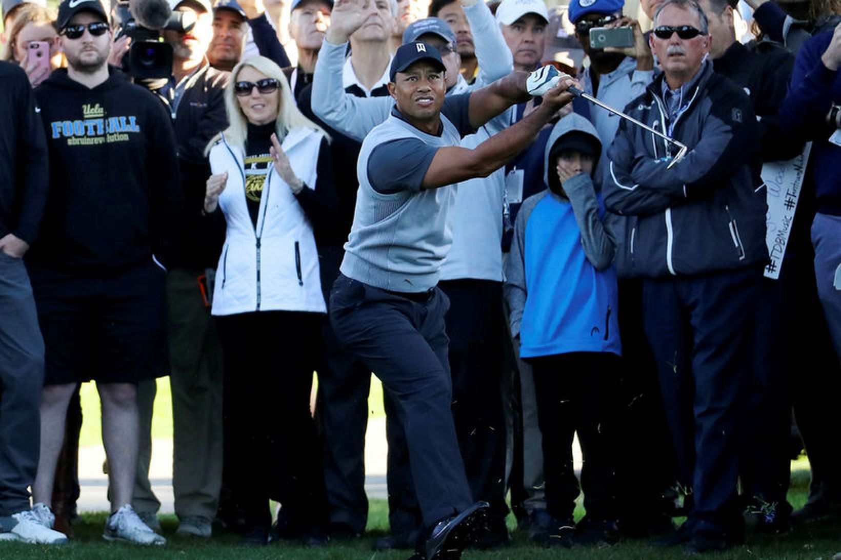 Tiger Woods í skemmtilegri stellingu í dag.
