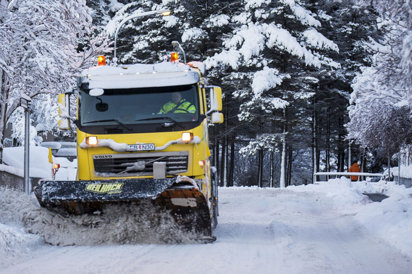 Snjóruðningstæki á ferðinni.