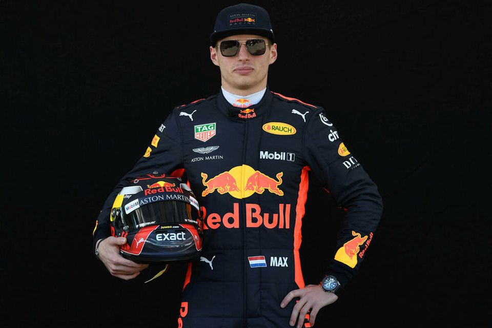 Max Verstappen hjá Red Bull með hjálm sinn í Melbourne.