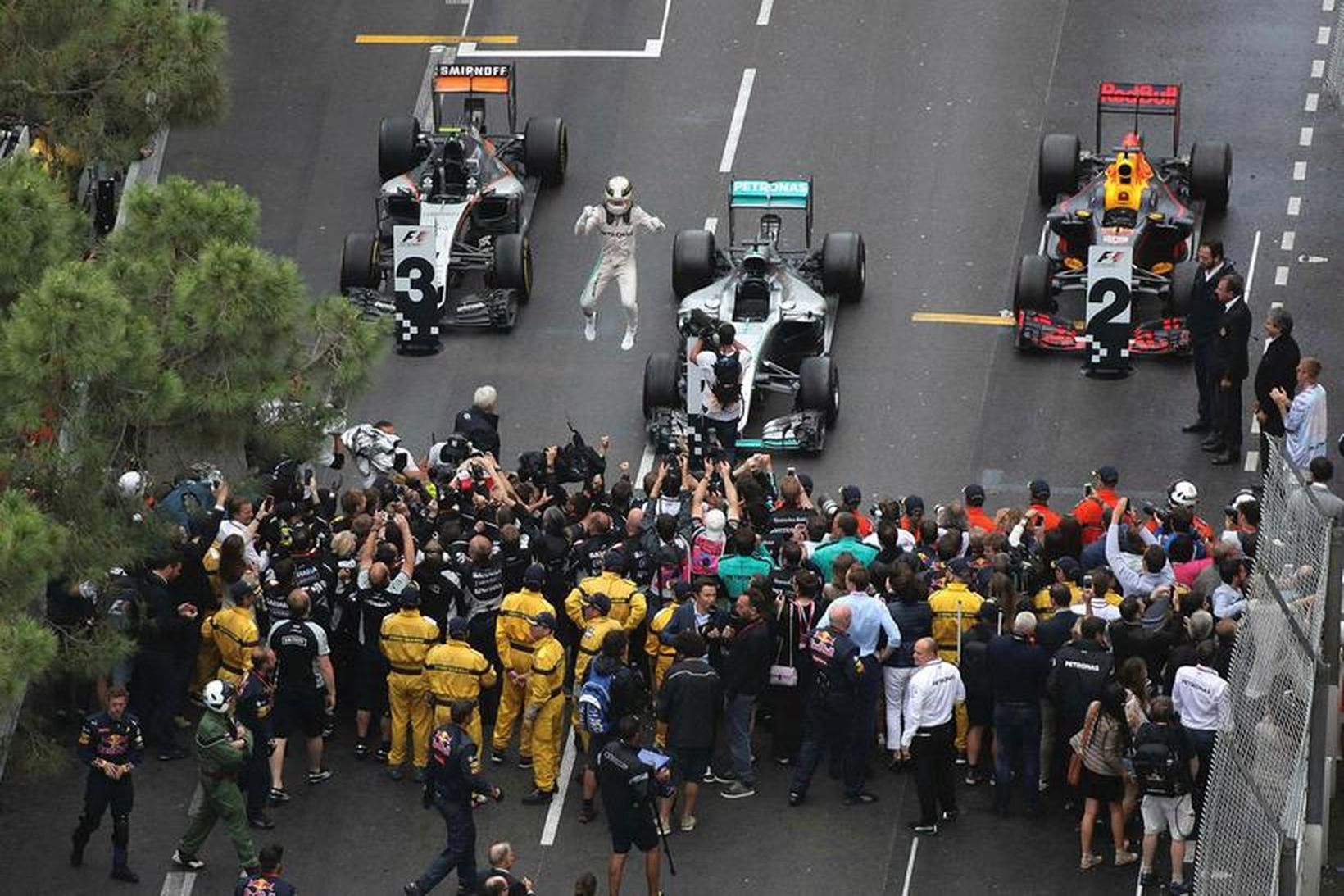 Lewis Hamilton fagnar sigri í Mónakó.