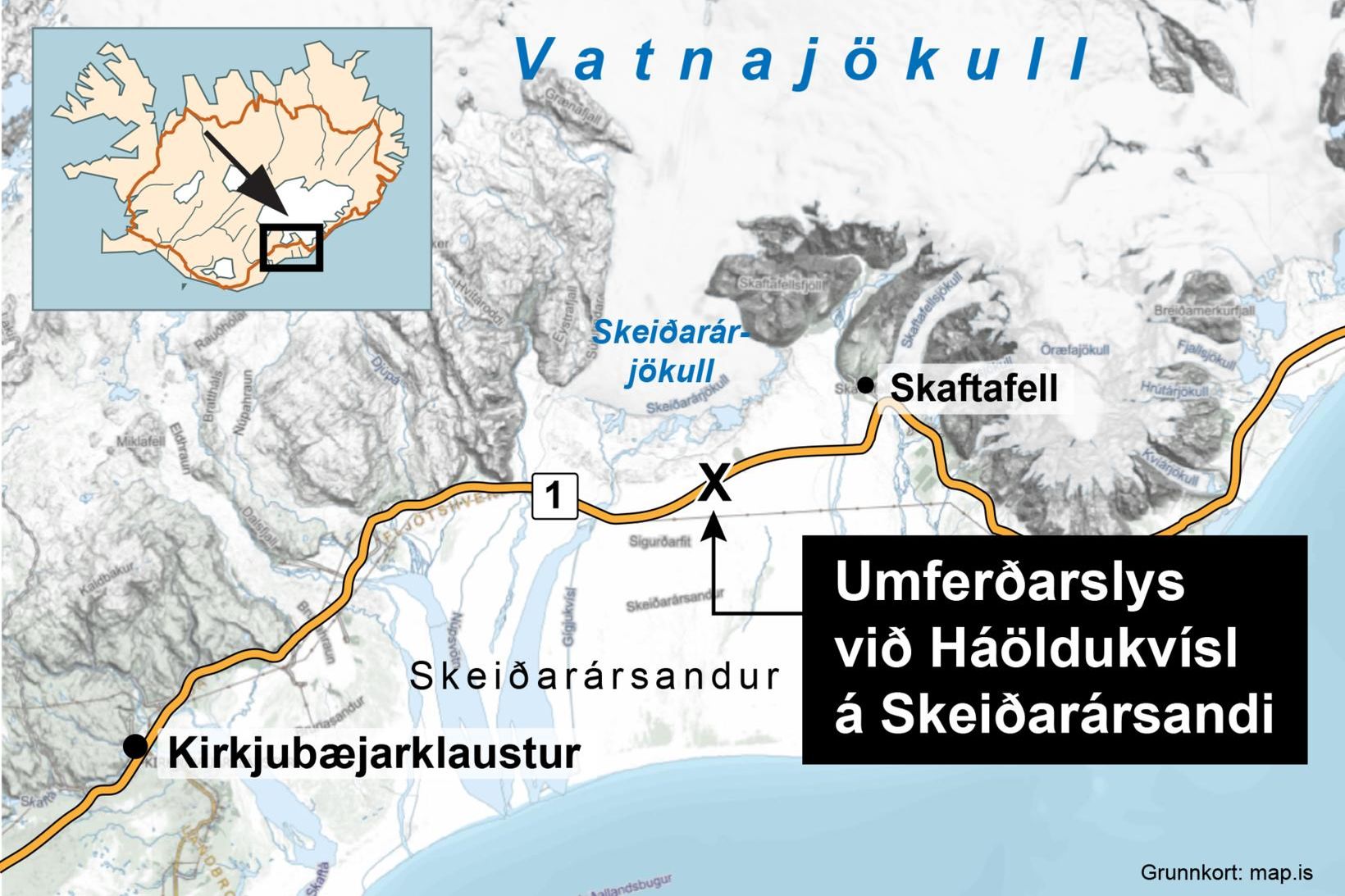 Suðurlandsvegi á Skeiðarársandi hefur verið lokað, en hált og hvasst …