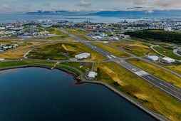 Horft yfir Reykjavíkurflugvöll. Næst og til vinstri má sjá þann hluta flugvallarins sem er næst …