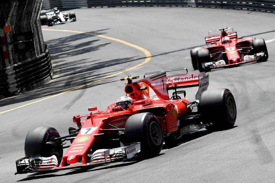 Kimi Räikkönen hafði forystuna fyrri helming kappaksturins en Sebastian Vettel var alla tíð í kjölsogi …