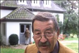 Günter Grass utan við heimili sitt í dag.