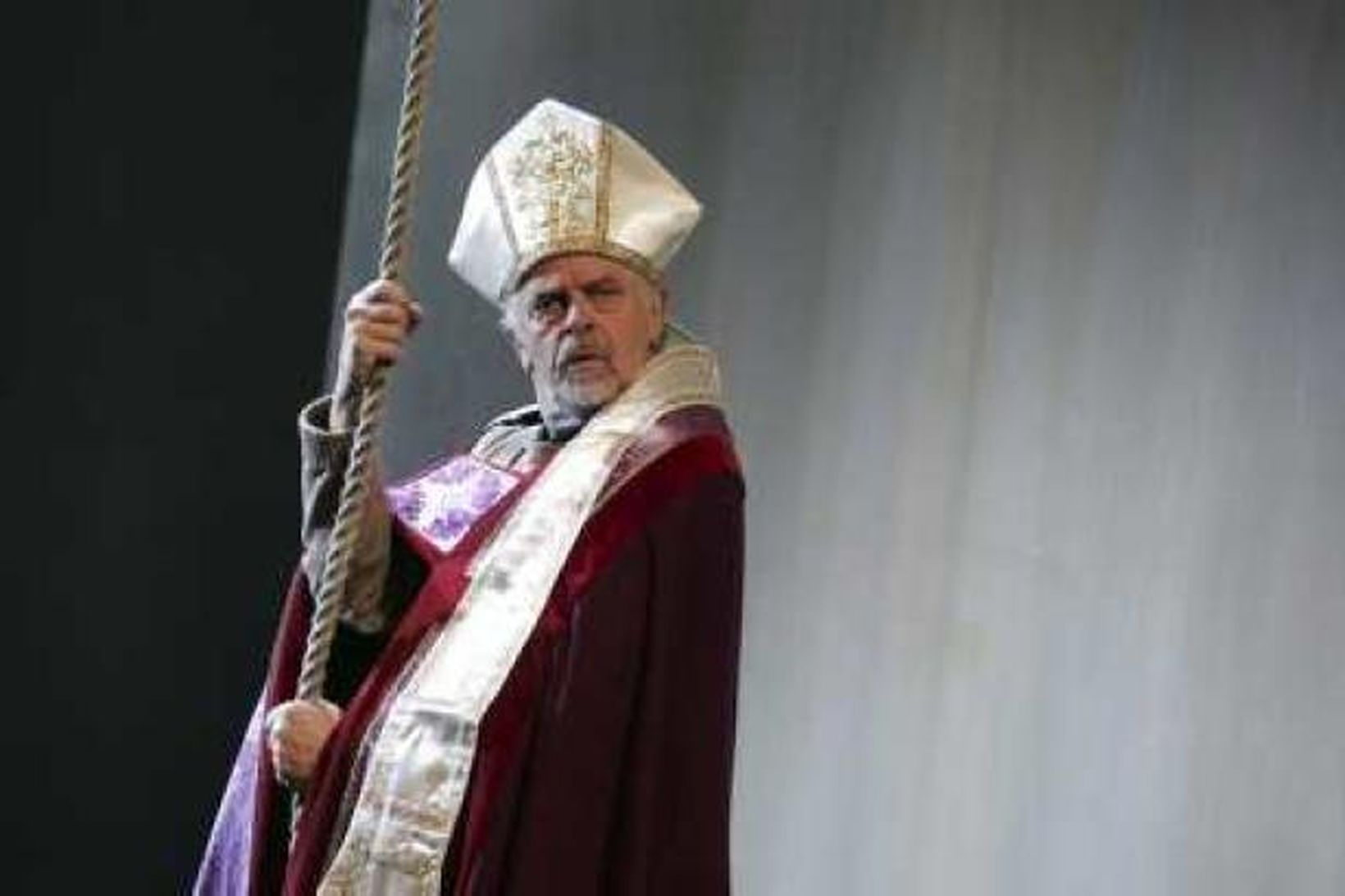 Í hlutverki Jóns Arasonar biskups.