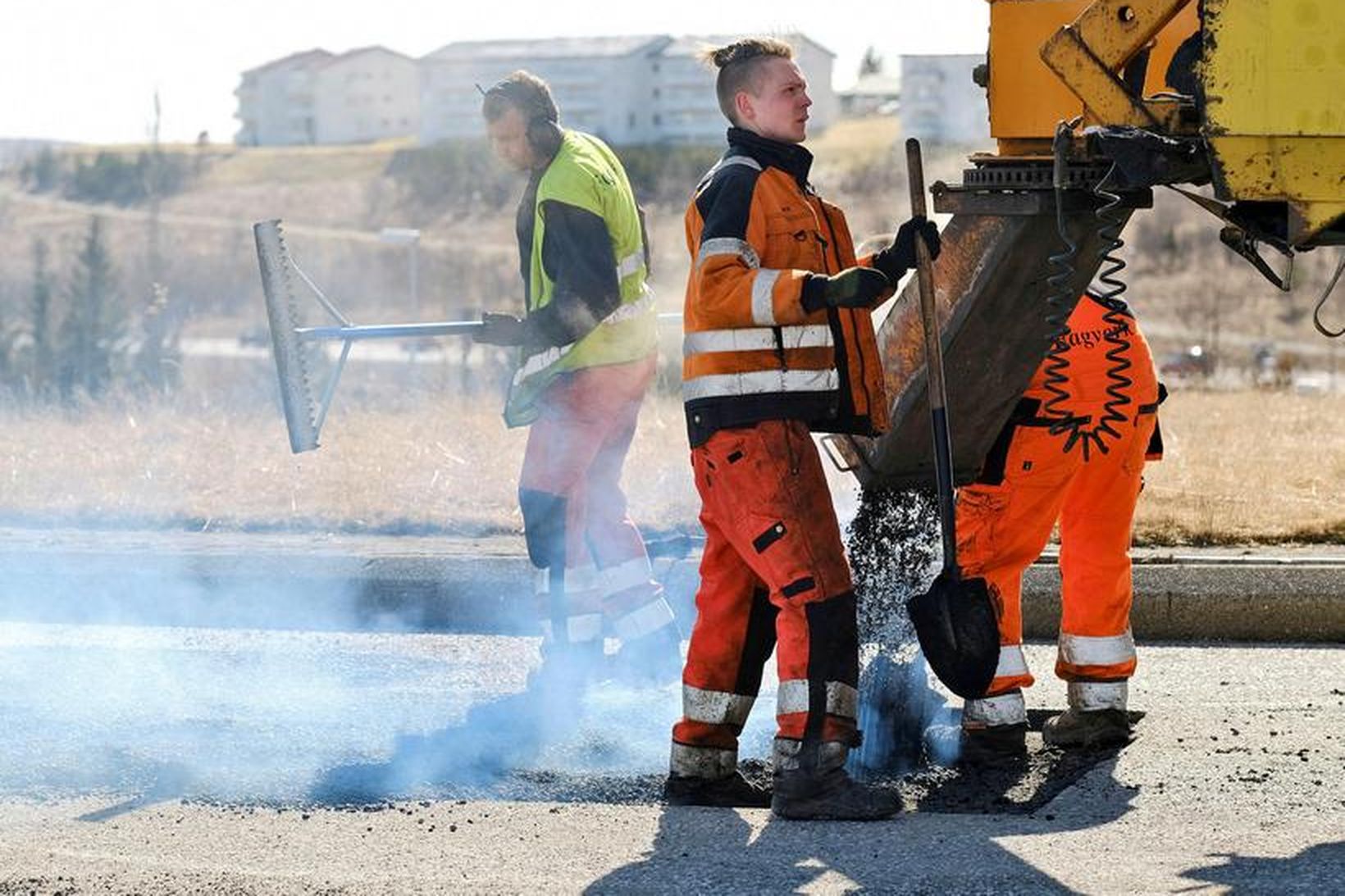 Vegfarendur eru beðnir um að virða lokanir og hraðatakmarkanir og …