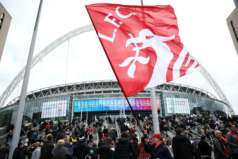 Stuðningsfólk Liverpool með stóran fána fyrir utan Wembley í dag.