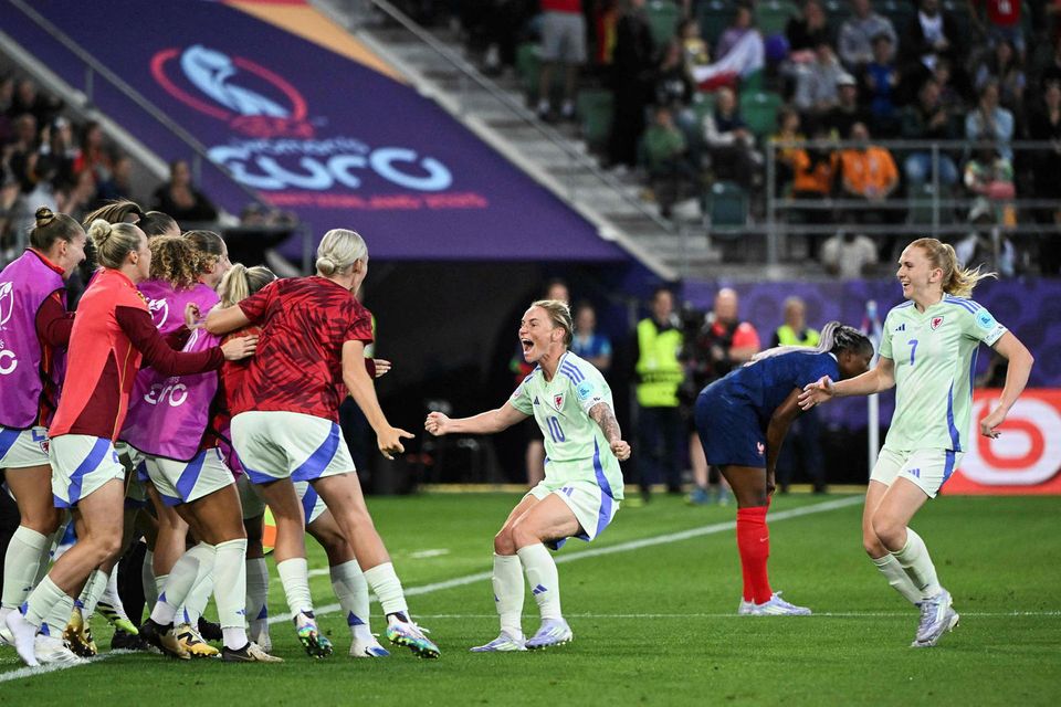 Jessica Fishlock fagnar marki sínu með samherjum sínum í Wales.