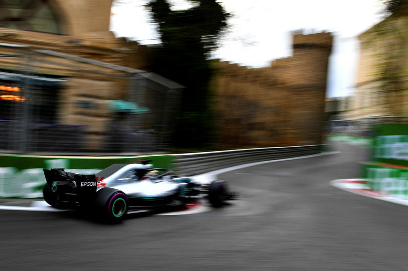 Lewis Hamilton á ferð á Mercedesbílnum í tímatökunni í Bakú …