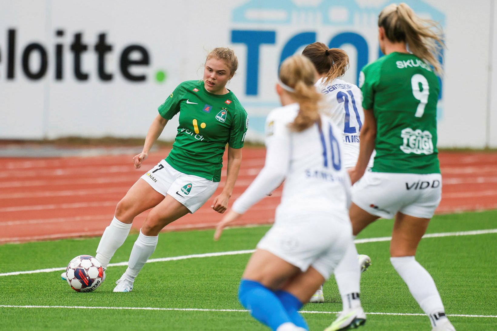 Agla María Albertsdóttir með boltann í leiknum í kvöld.