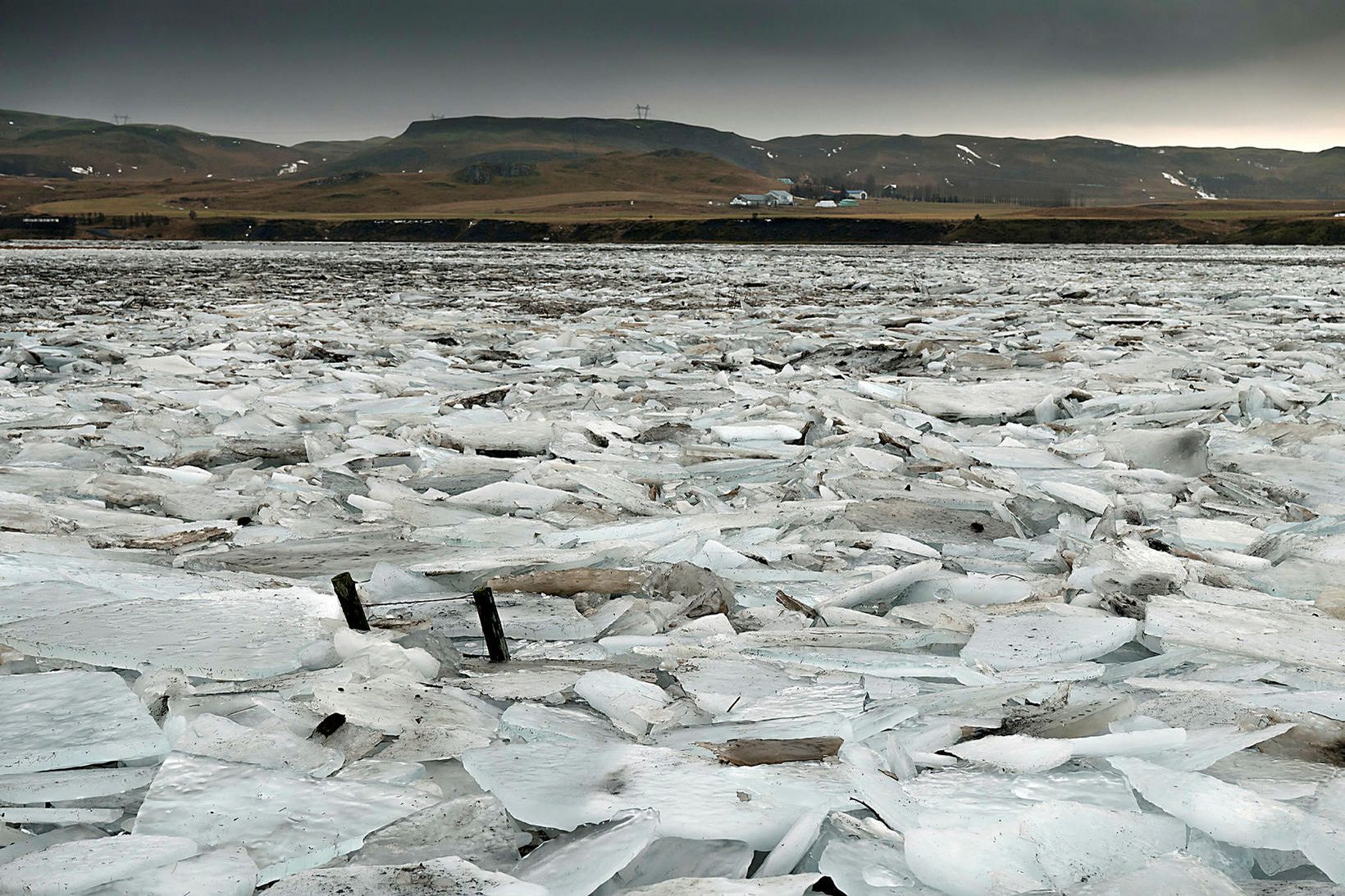 Mikill ís var í Stóru-Laxá og fyllti klakinn ána. Kaffærði …