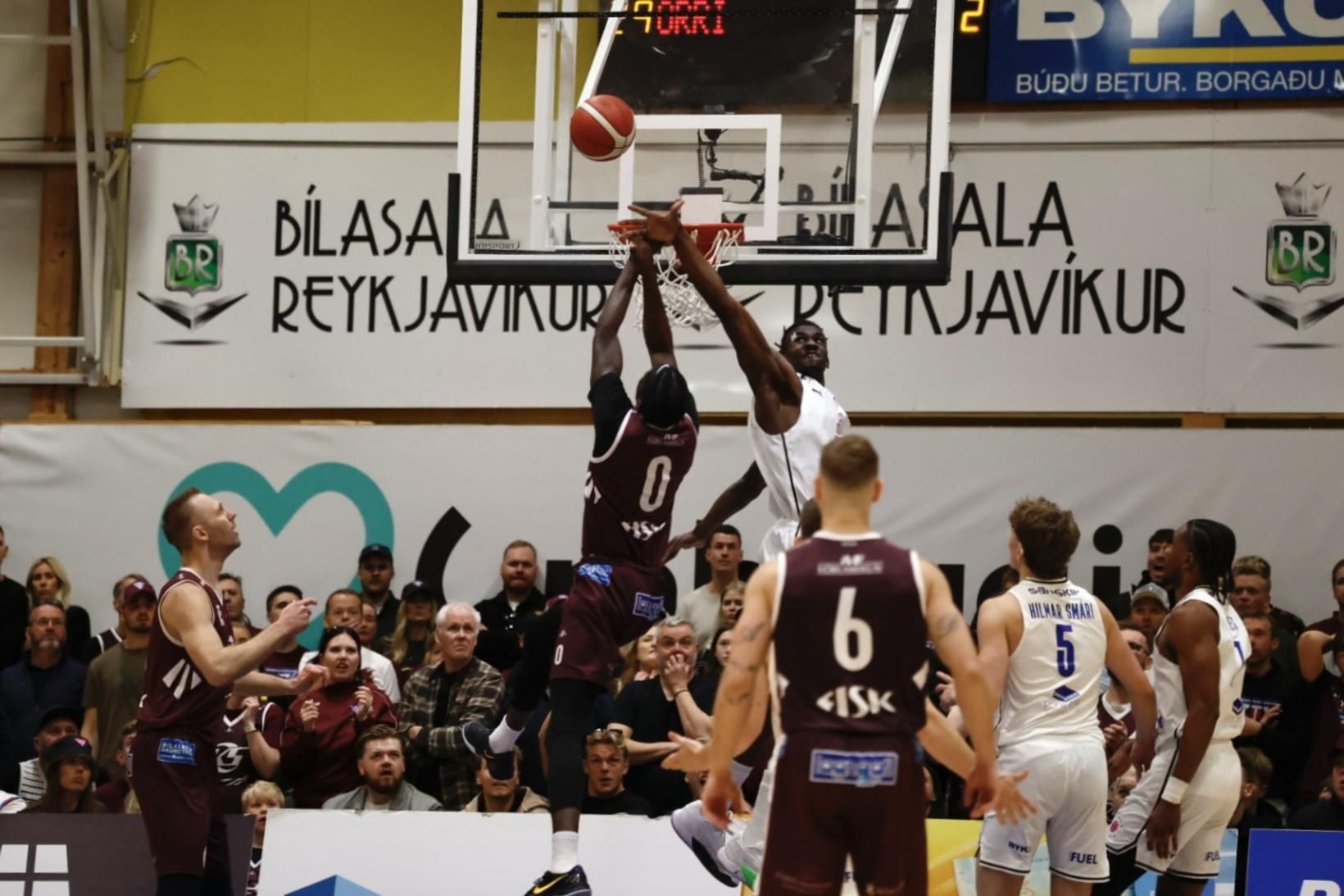 Sadio Doucoure úr Tindastóli og Shaquille Rombley úr Stjörnunni í …
