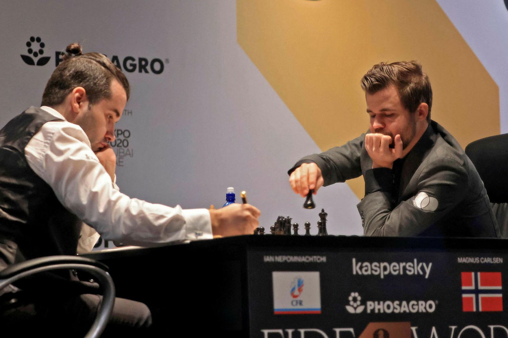 Ian Nepomniachtchi og Magnus Carlsen að tafli í Dubai í …
