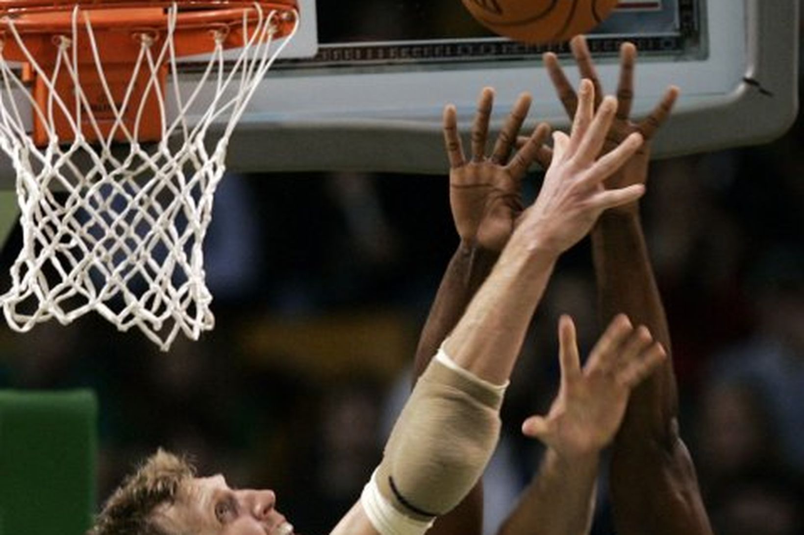 Dirk Nowitzki leikmaður Dallas í baráttunni gegn Kendrick Perkins í …