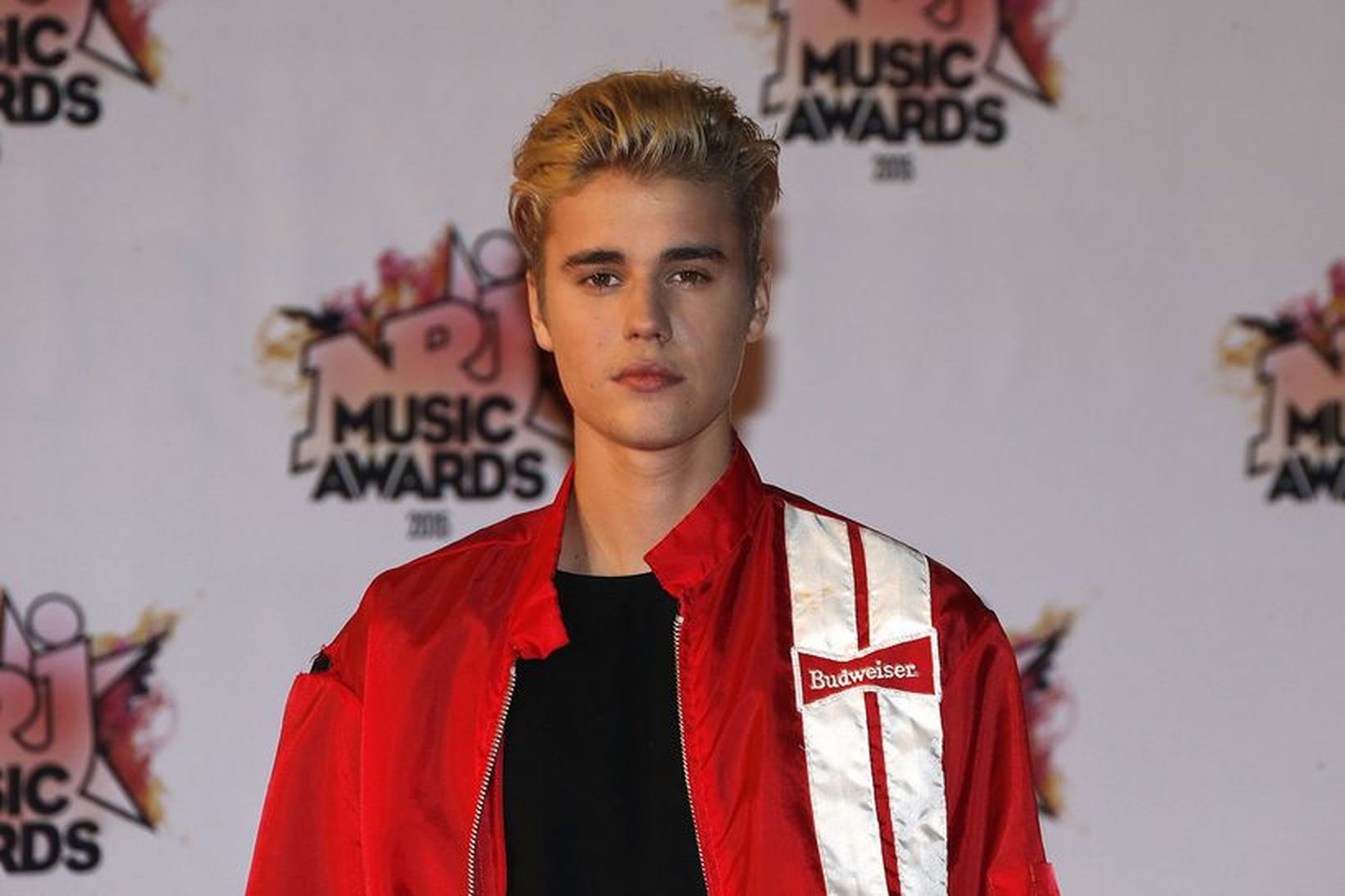 Justin Bieber stillir sér upp á hátíðinni NRJ Music Awards.