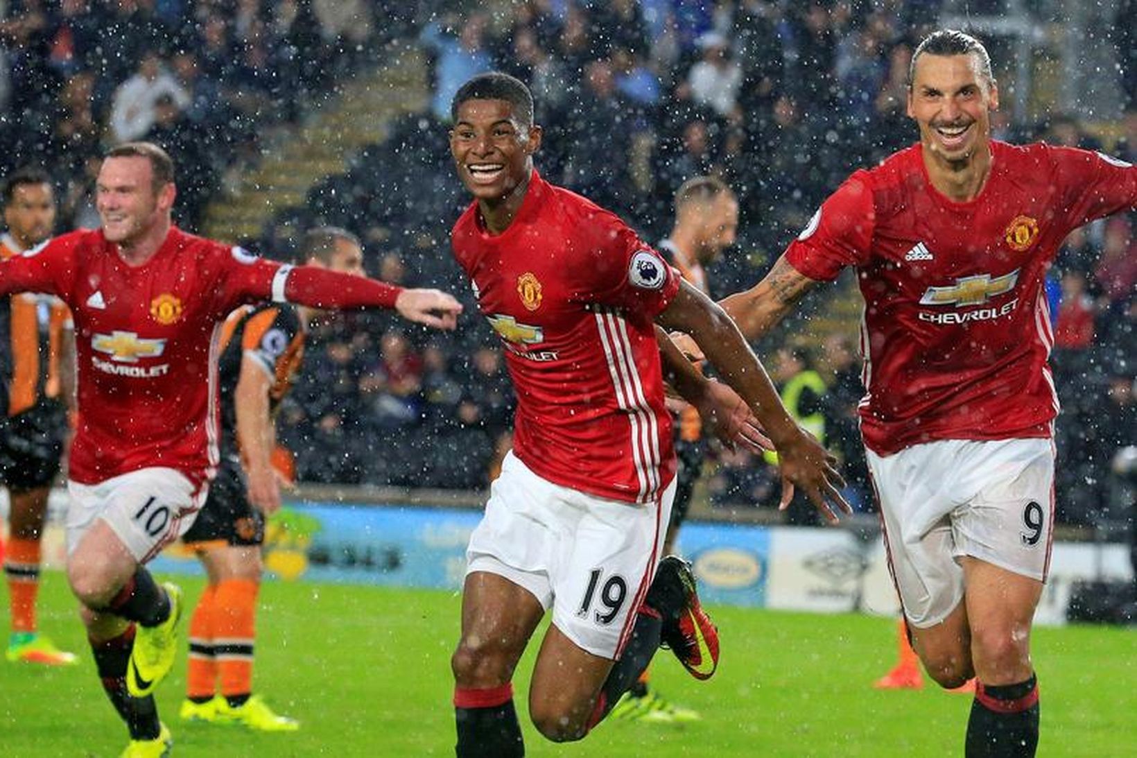 Marcus Rashford fagnar marki með Zlatan Ibrahimovic.