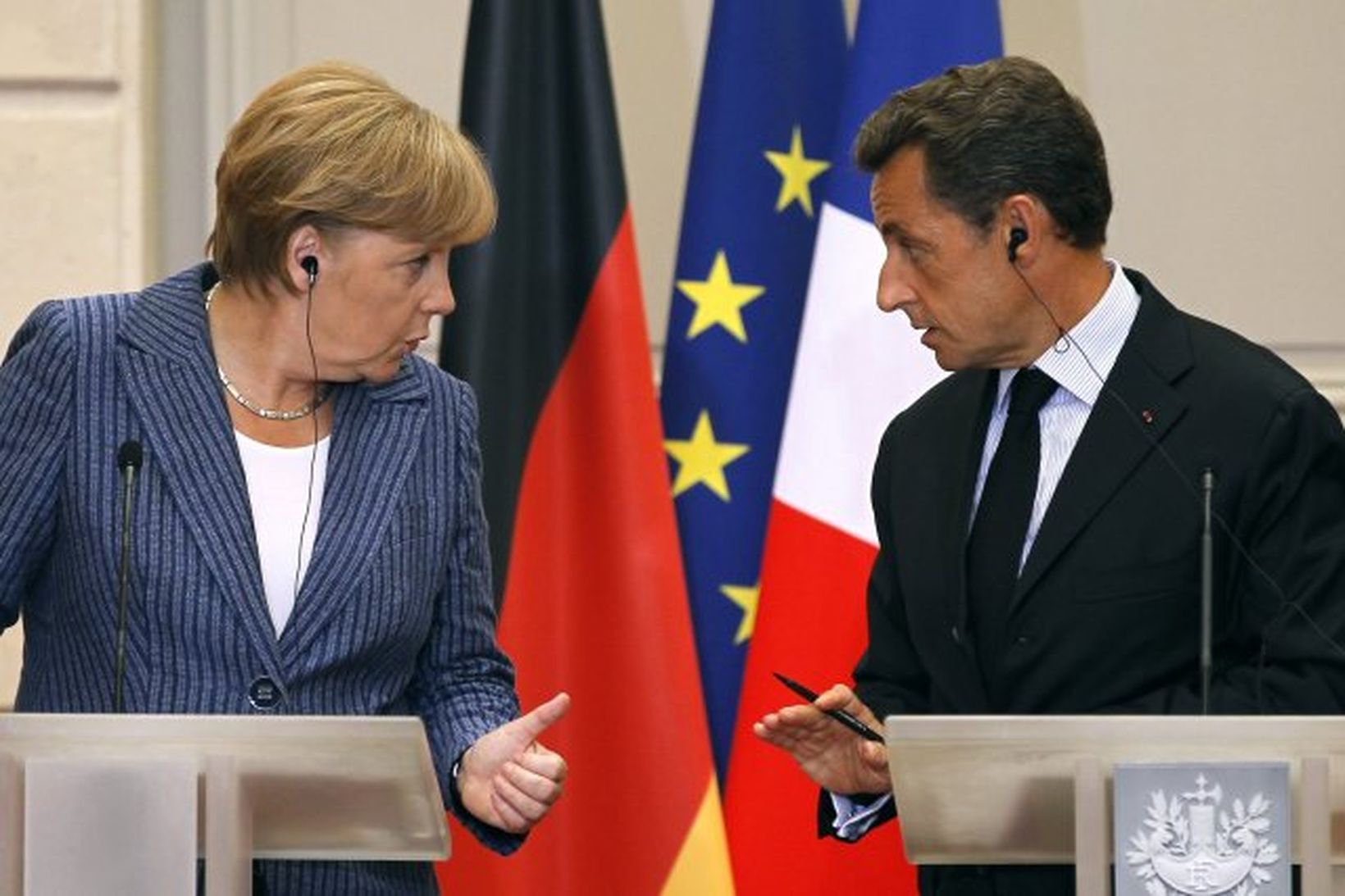 Angela Merkel og Nicolas Sarkozy á blaðamannafundi í Elysee-höll.