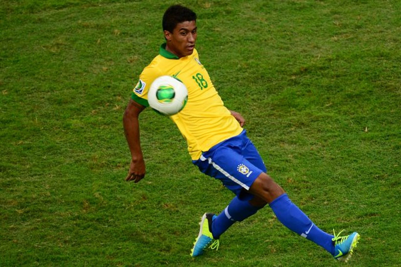 Paulinho í leik með brasilíska landsliðinu.