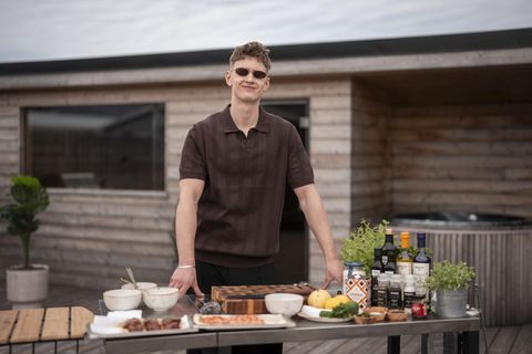 Wiktor Pálsson landsliðskokkur og kokkur á veitingastaðnum Lólu bauð upp á grillspjót þar sem haf …