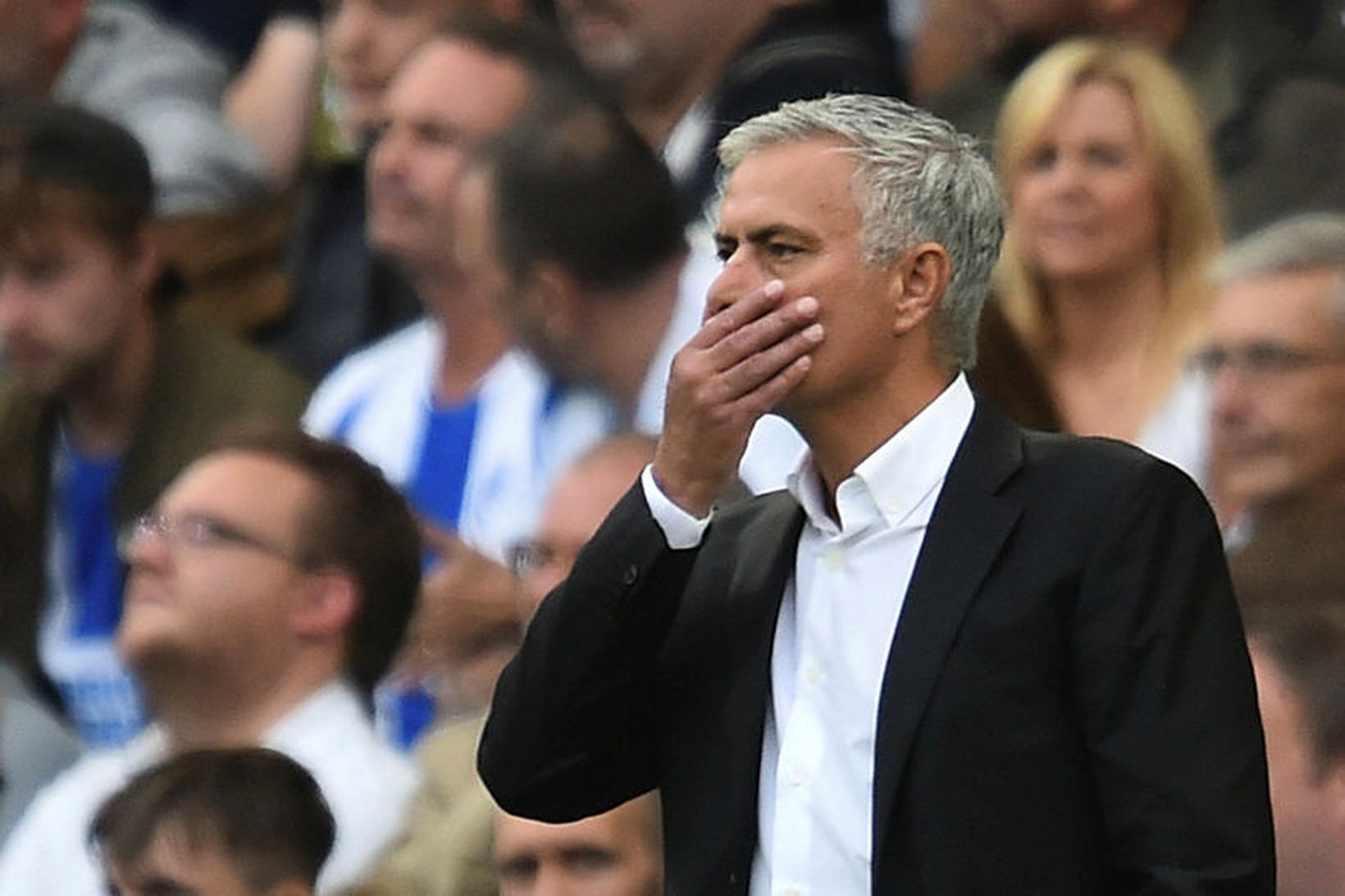 José Mourinho á hliðarlínunni gegn Brighton í gær.