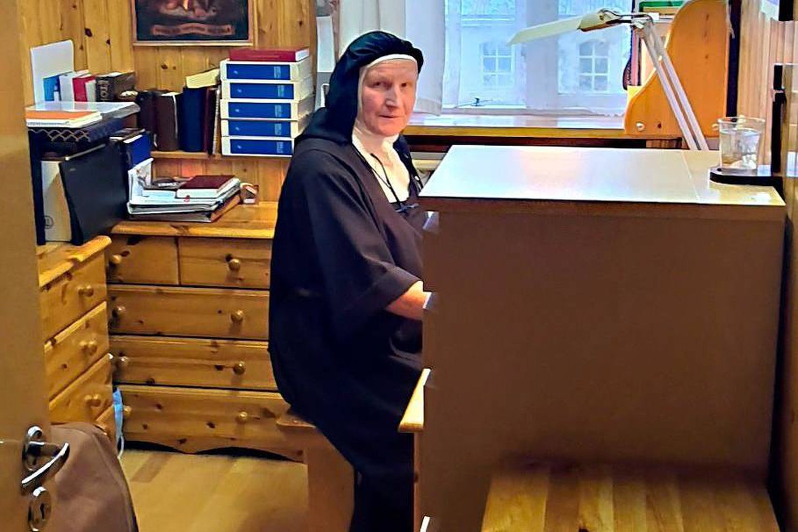 Agnes abbadís í herbergi sínu í Karmelklaustrinu í Hafnarfirði.