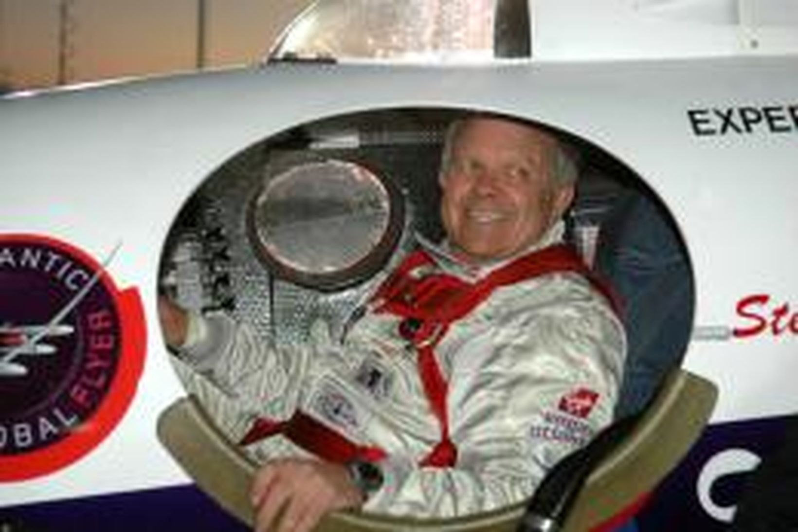 Steve Fossett um borð í flugvélinni Virgin Atlantic GlobalFlyer