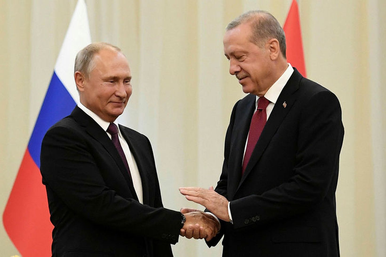 Vladimir Pútín og Recep Tayyip Erdogan, forseti Tyrklands, takast í …