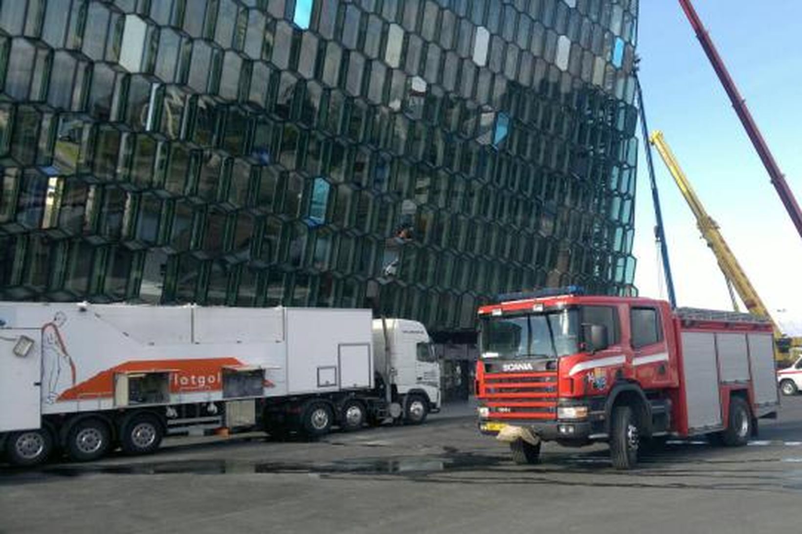 Slökkvilið var með viðbúnað við Hörpu undir kvöld.