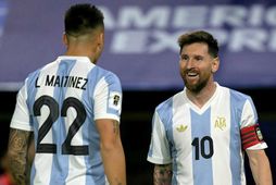 Lionel Messi fagnar markinu ásamt markaskoraranum Lautaro Martínez.