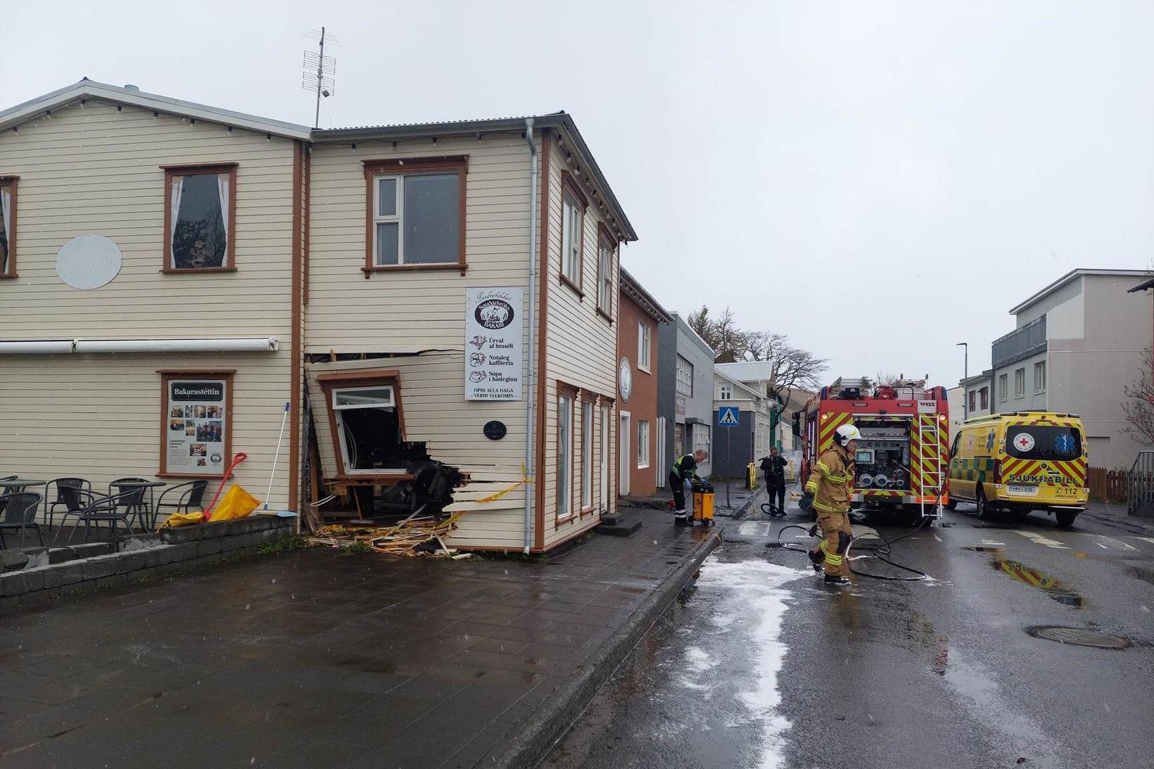 Bíll keyrði inn í bakarí Snorra Stefánssonar á Sauðárkrókur.