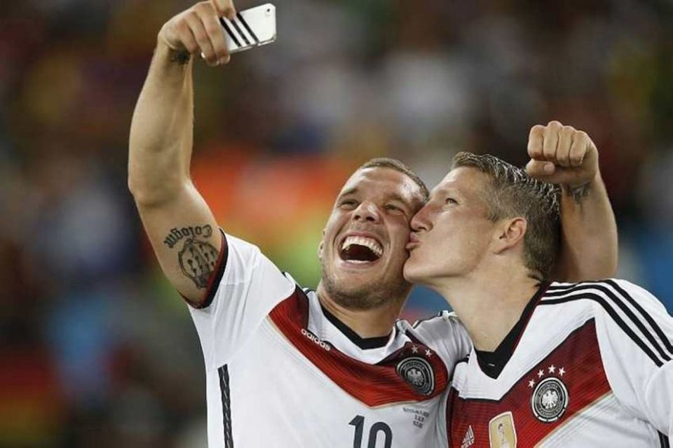 Bastian Schweinsteiger smellir einum á Lukas Podolski fyrir „selfie" myndatöku.