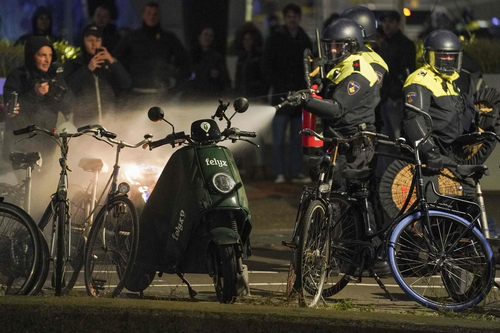 Mótmælendur gengu út á götur í Haag eftir tilkynningu Rutte.