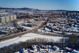 Horft yfir Alna-hverfið í Austur-Ósló, frá vinstri Tveita, Haugerud og Hellerud, en við fyrstnefnda hverfið …