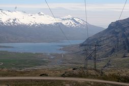Horft af Öxi yfir vegstæði á leirunum í fjarðarbotni.