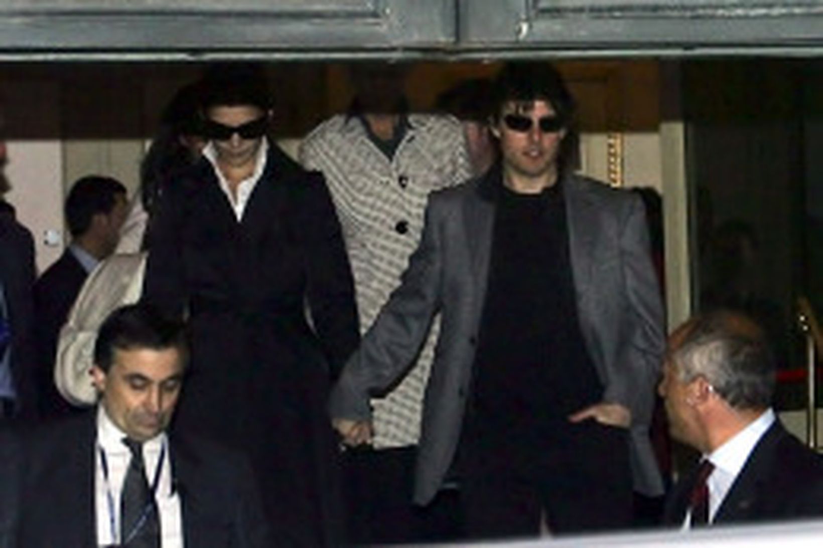 Tom Cruise og Katie Holmes yfirgefa hótel sitt í Róm.