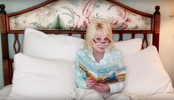 Dolly Parton les fyrir börn í sóttkví