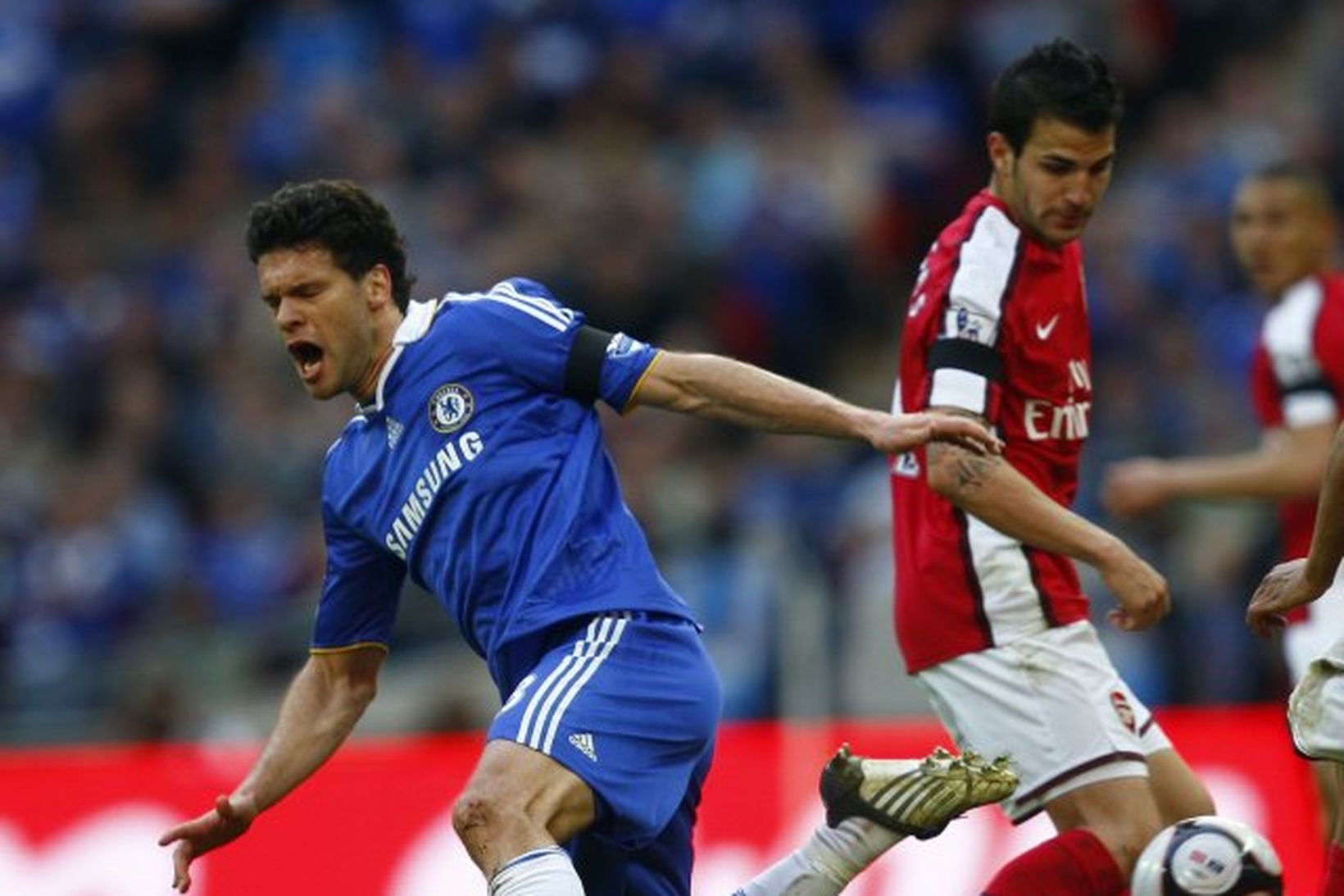 Michael Ballack í baráttu við Cesc Fabregas.