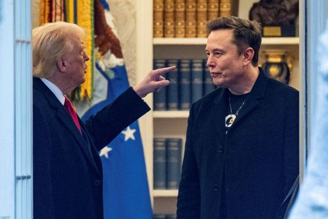 Donald Trump Bandaríkjaforseti og Elon Musk, ríkasti maður í heimi, í Hvíta húsinu í Washington-borg …