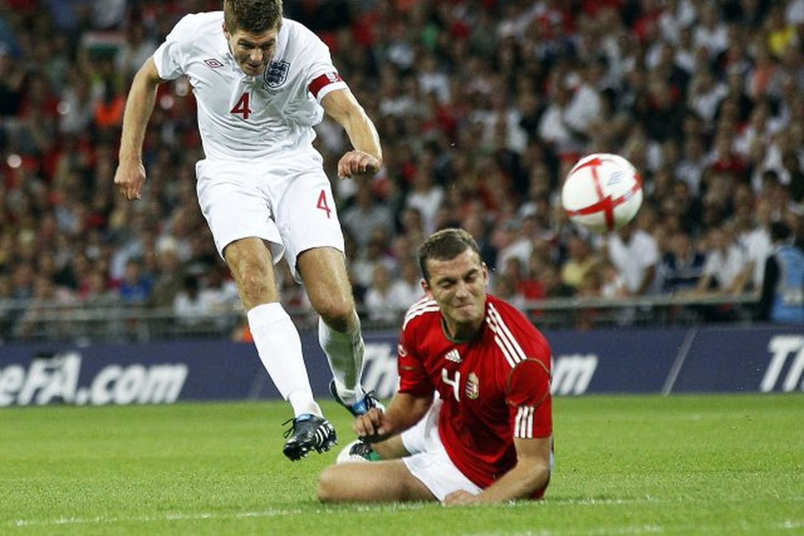 Steven Gerrard jafnar metin fyrir Englendinga.