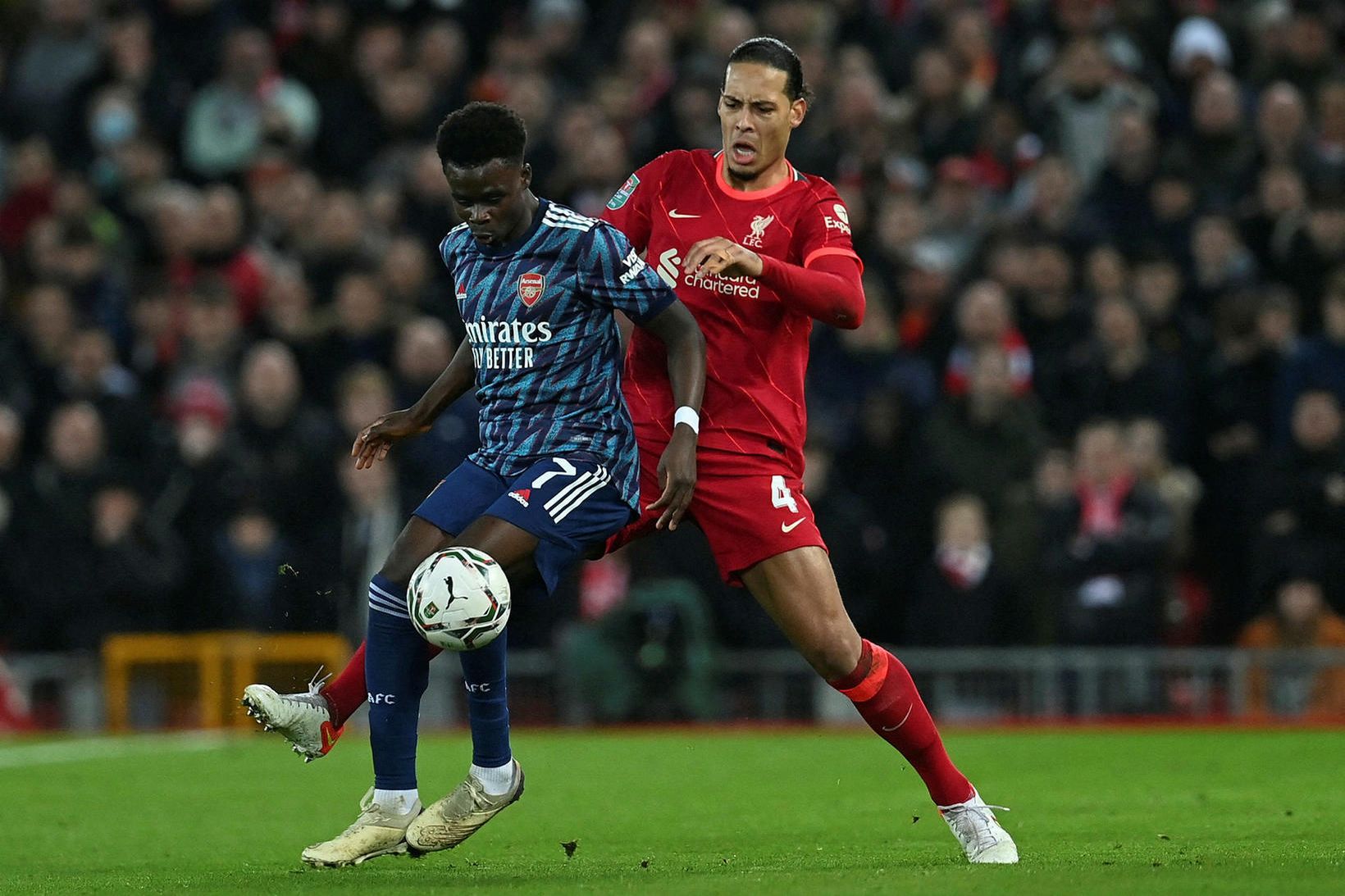 Bukayo Saka og Virgil van Dijk eigast við í leik …