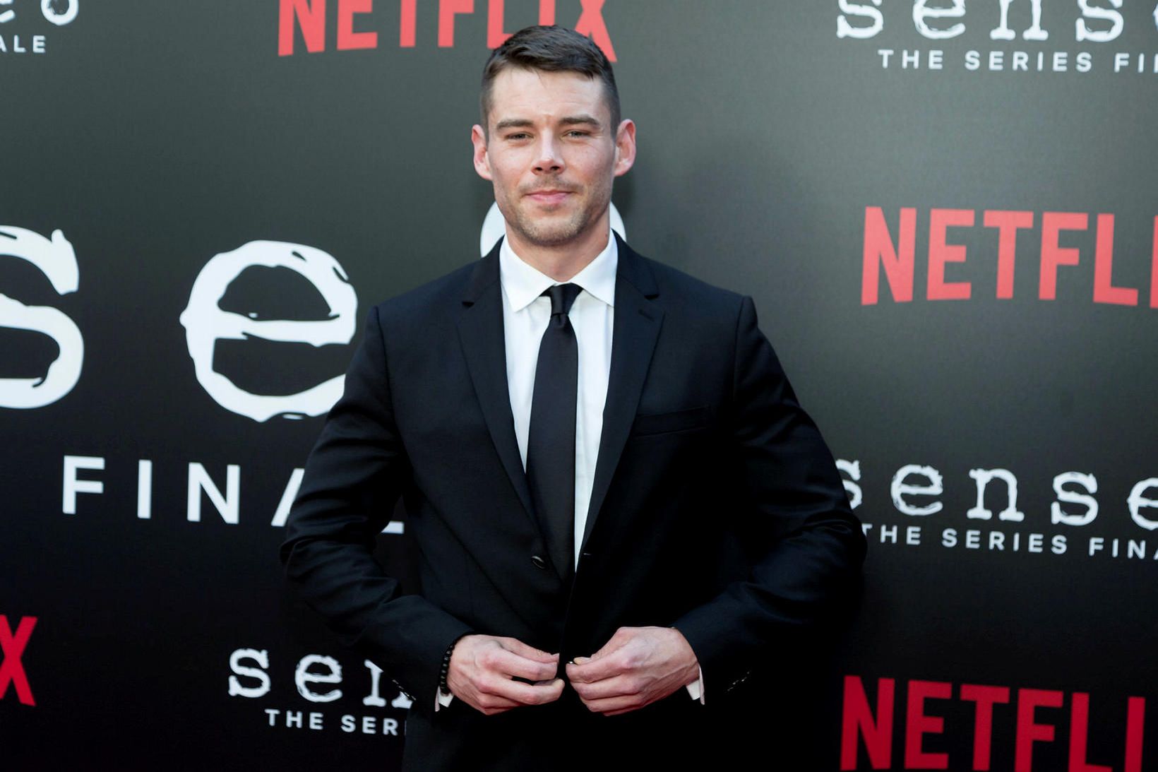 Brian J. Smith prýðir forsíðu Attitude í Desember.