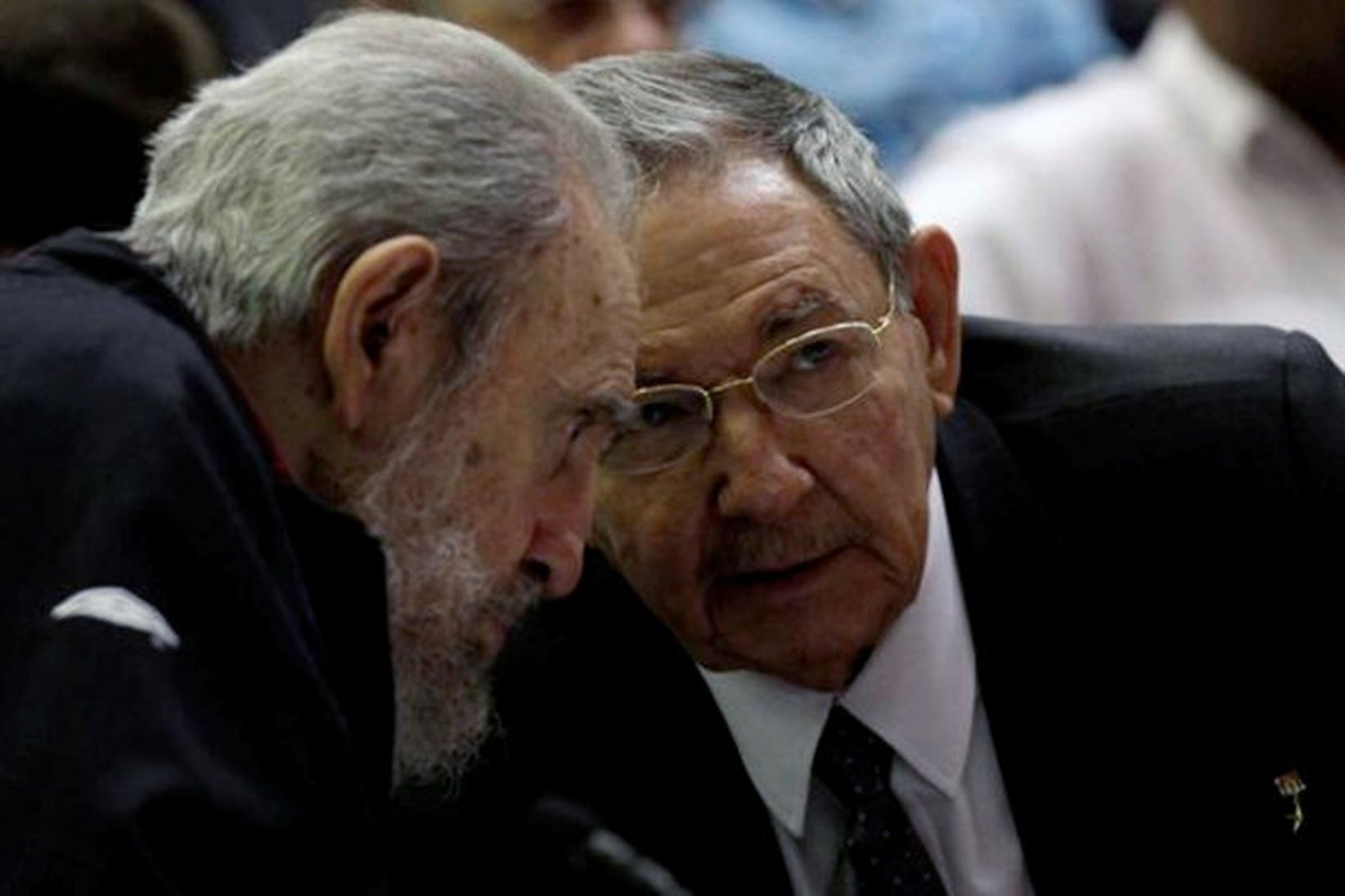 Fidel Castro, fyrrverandi forseti Kúbu, og bróðir hans Raul sem …