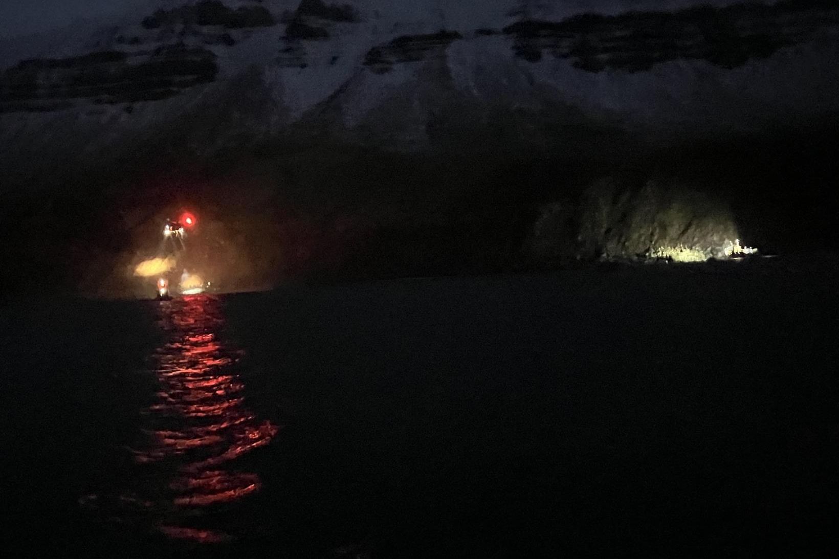 Frá aðgerðum á strandstað í morgun.