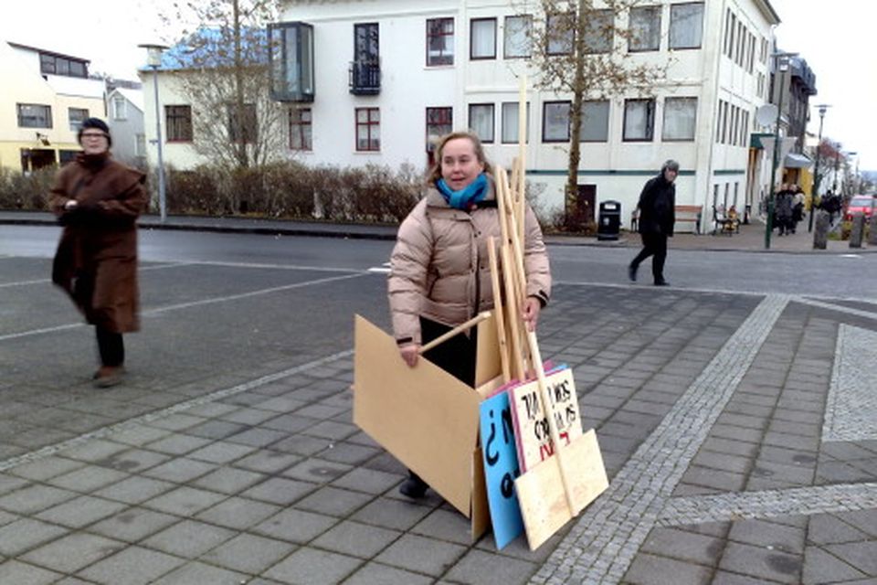 Konur söfnuðust saman á Hallgrímskirkjutorgi á þriðja tímanum.