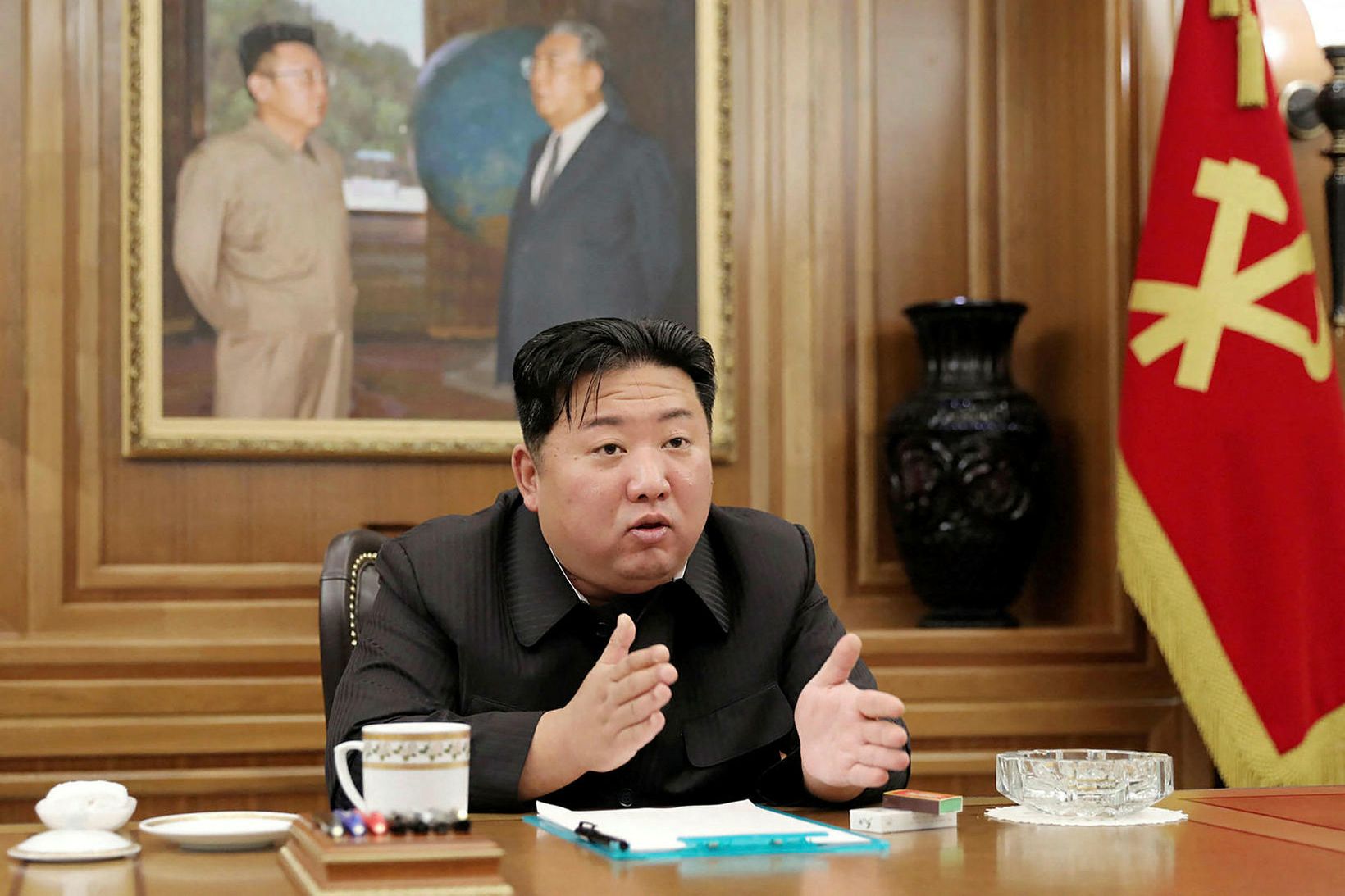Kim Jong-un hefur fyrirskipað allir sem smitast skuli sæta einangrun.