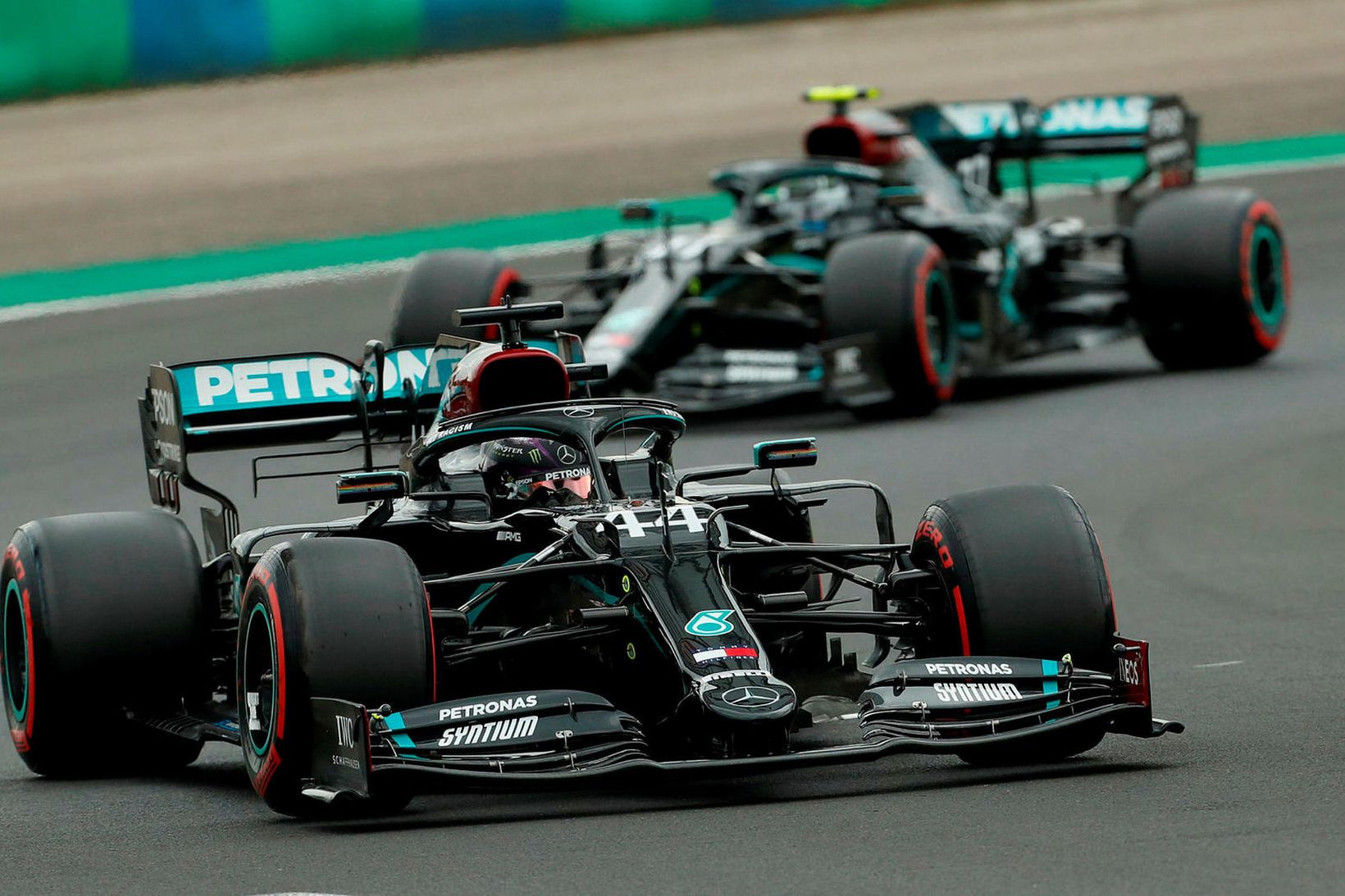 Lewis Hamilton (framar) og Valtteri Bottas í tímatökunni í Búdapest …