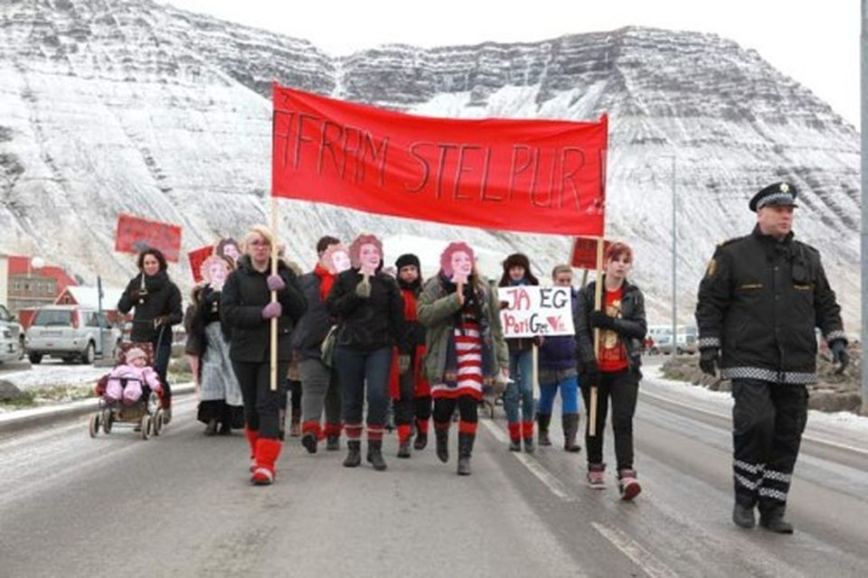 Yfir 300 konur fylktu liði á Ísafirði í dag í tilefni kvennafrídagsins.