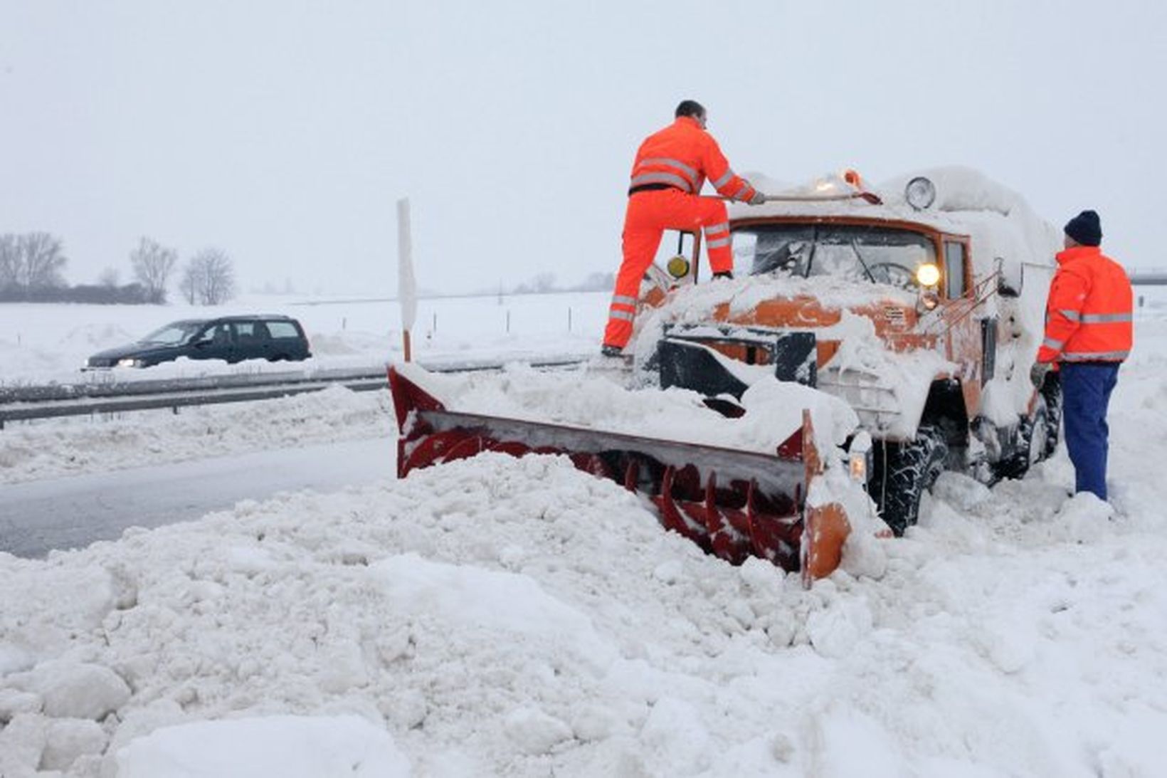 Unnið að mokstri á A20 þjóðveginum milli Guetzkow og Greifswald …