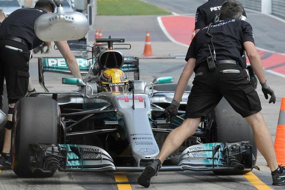 Nauðsynlegt reyndist að skipta um gírkassa í Mercedesbíl Lewis Hamilton fyrir mót helgarinnar.